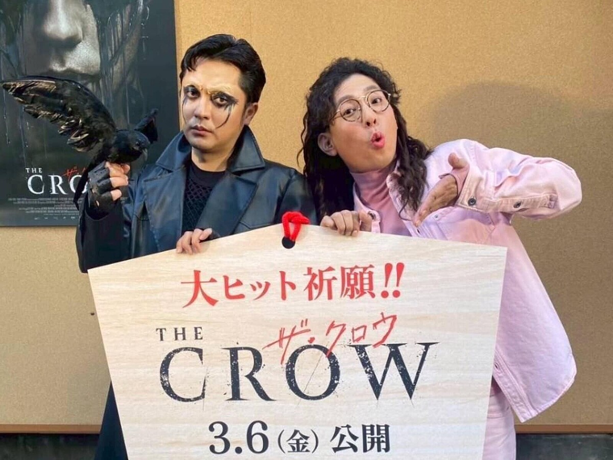  お笑いコンビ・たくろうの赤木裕さんは3月5日、自身のXを更新。別人のようなコスプレ姿に反響が寄せられています。（サムネイル画像出典：赤木裕さん公式Xより） 