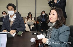 記者団に協議について説明する徐旻廷（ソ・ミンジョン）アジア太平洋局長＝３０日、ソウル（聯合ニュース）