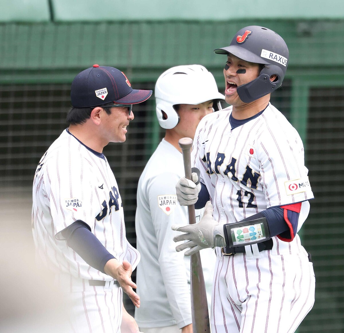 ３回、左越え２ランを放ち、松田コーチ（左）に迎えられる坂本