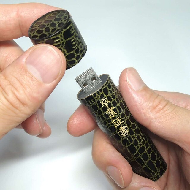 文字通り、思い出が詰め込めちゃう！ 「卒業証書の筒型USB」の完成度が 