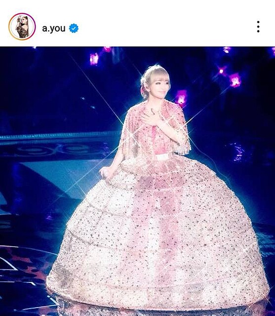 とんでもなく重かった」浜崎あゆみ、きらびやかな豪華ドレスSHOT公開