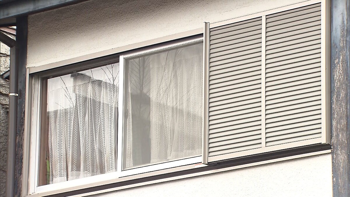 94歳母が階段から引きずり下ろされ死亡、64歳息子が逮捕「過去に殴った」