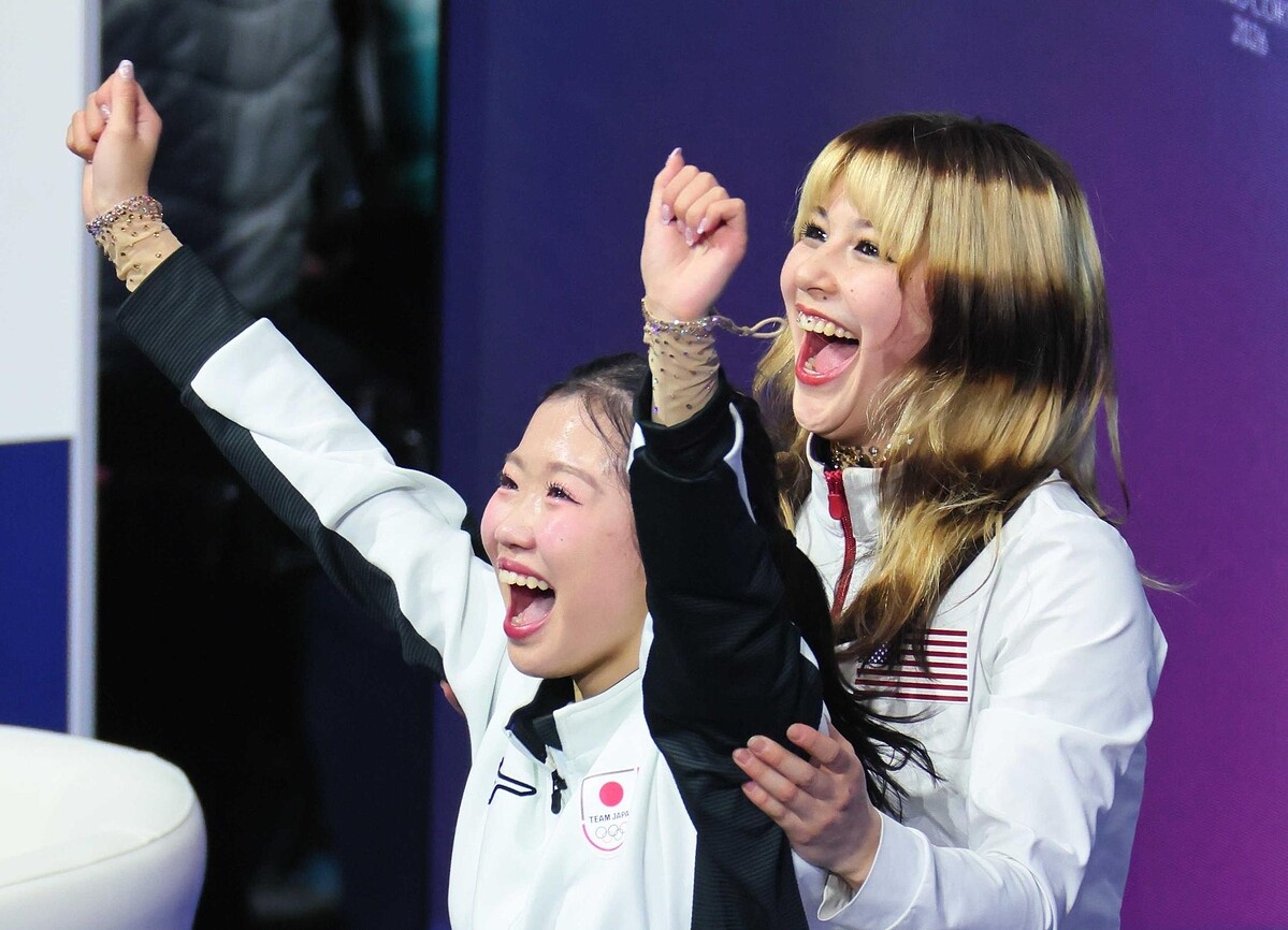 　得点を確認し歓喜する中井とアリサ・リュウ＝２月