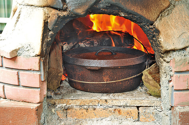 窯に五右衛門風呂を使用！ワイルドな双子ピザ窯／DIYでできる
