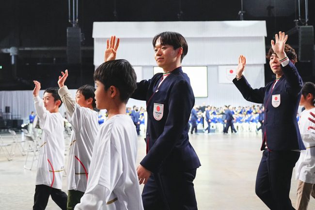結団式、壮行会に出席した鍵山優真（中央）【写真：荒川祐史】