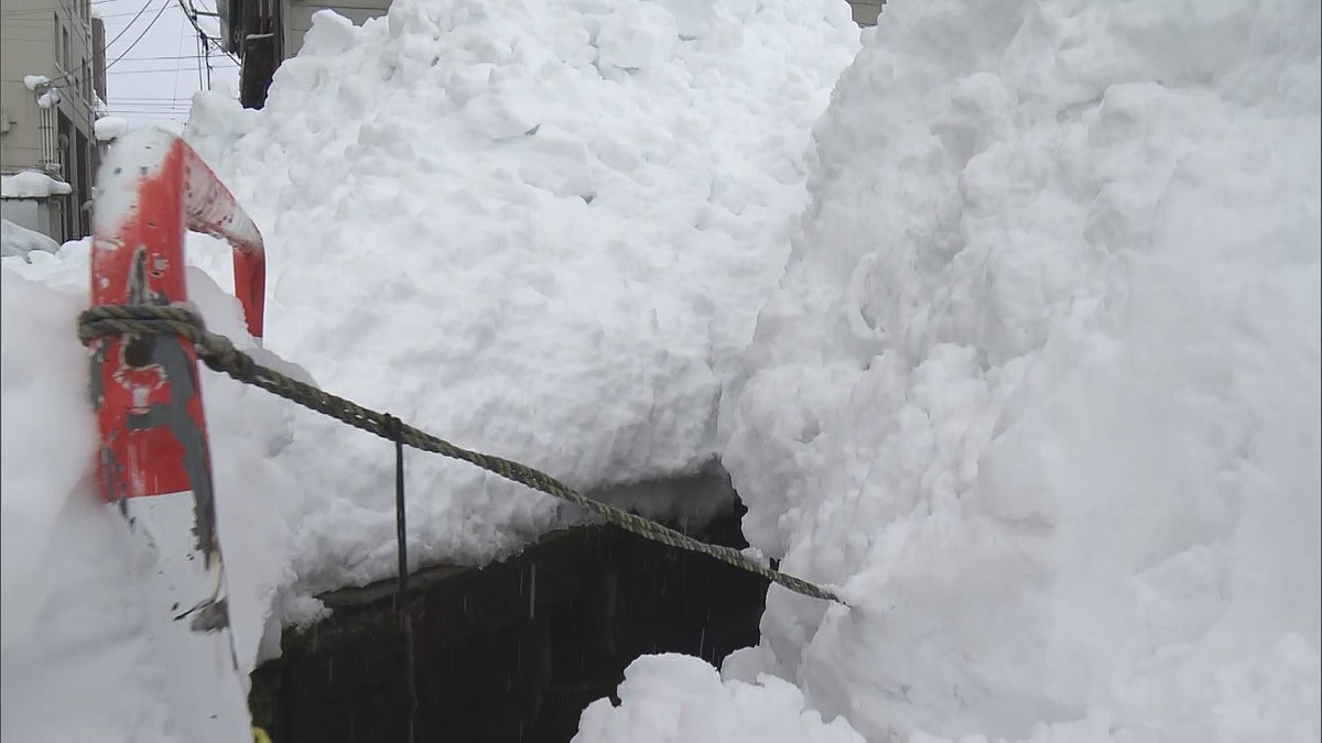 新潟県で除雪中の男性2人が水路に流される事故 死亡を確認