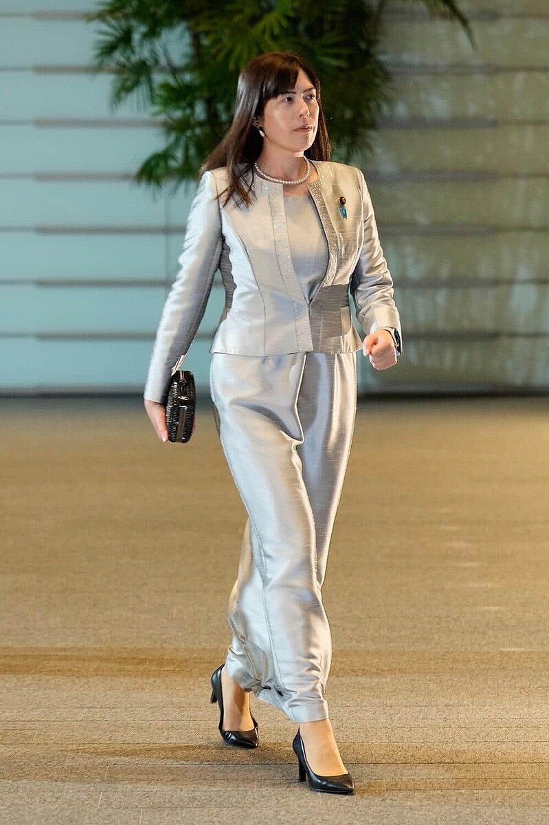 小野田紀美経済安保相、認証式で着用のドレスは片山さつき氏と「同じ