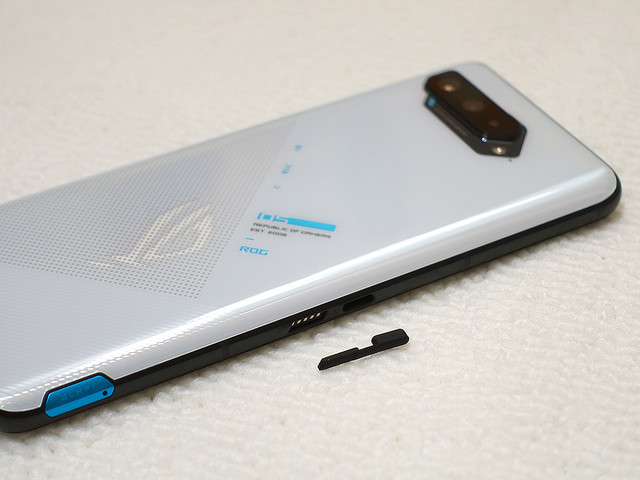 ゲームボタンに空冷ファン搭載──ASUS ROG Phone 5｜Ultimateの実機に