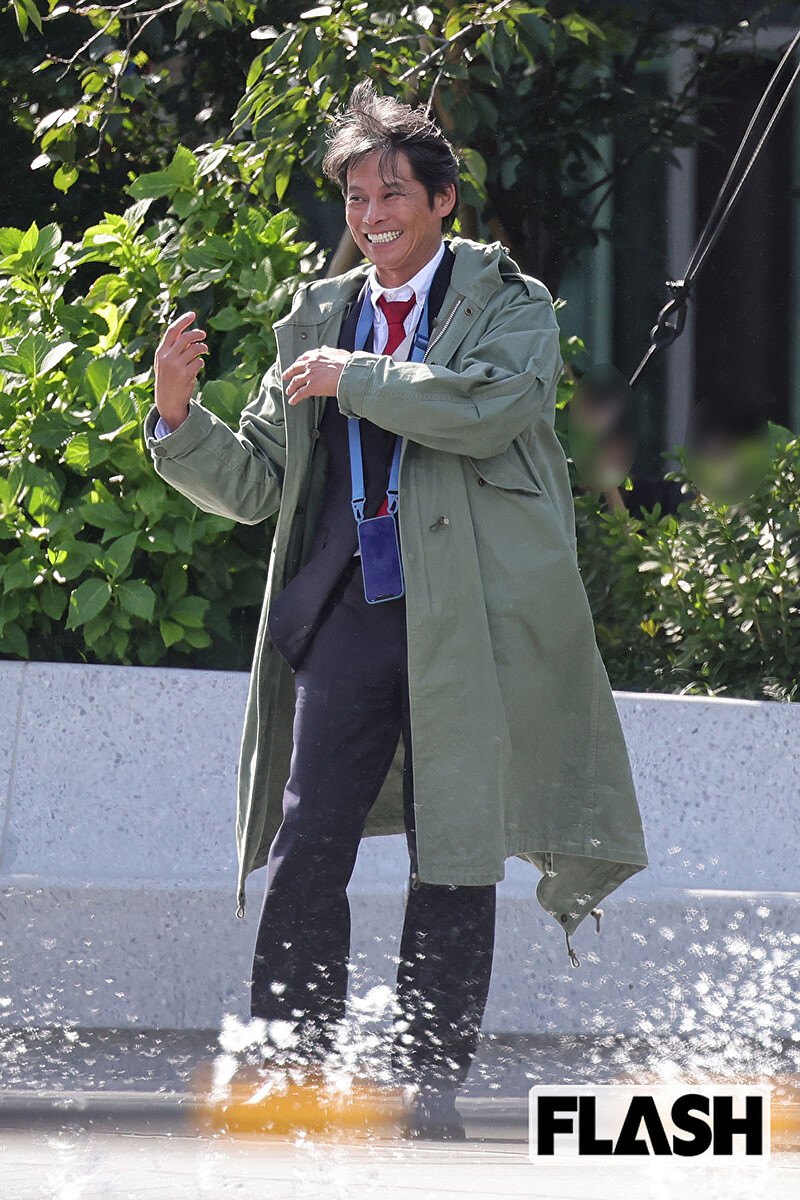  カーキのモッズコートを着た織田裕二 