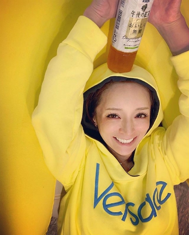 浜崎あゆみ、ライブ後の“楽屋でゴロゴロ”写真に反響「可愛いッ」「自然