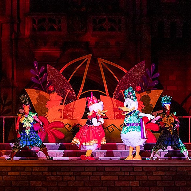 ディズニー攻略 東京ディズニーランドで夏のリゾートデート 夜のキャッスルショー エレガント空間でいただくディナーほか ライブドアニュース