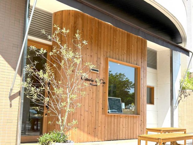 木を基調とした温かみが感じられる外観 横浜で愛されるお菓子屋さん