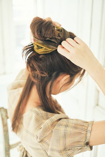 ボリュームのあるシュシュでも頭が大きく見えない 今すぐ試したい ヘアアレンジ Peachy ライブドアニュース