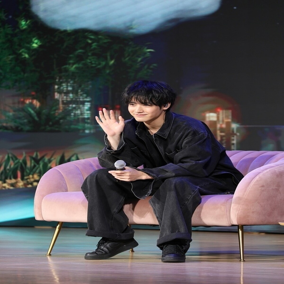 赤楚衛二、初の韓国ファンミーティングで感動の涙…NewJeansのダンス