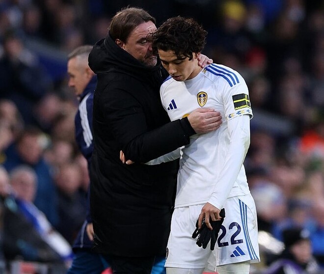 憮然とした表情の田中に声を掛けるファルケ監督。(C)Getty Images