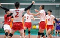 【埼玉栄－大産大付】第３セット、得点を挙げて喜び合う大産大付の選手＝東京体育館（佐藤徳昭撮影）