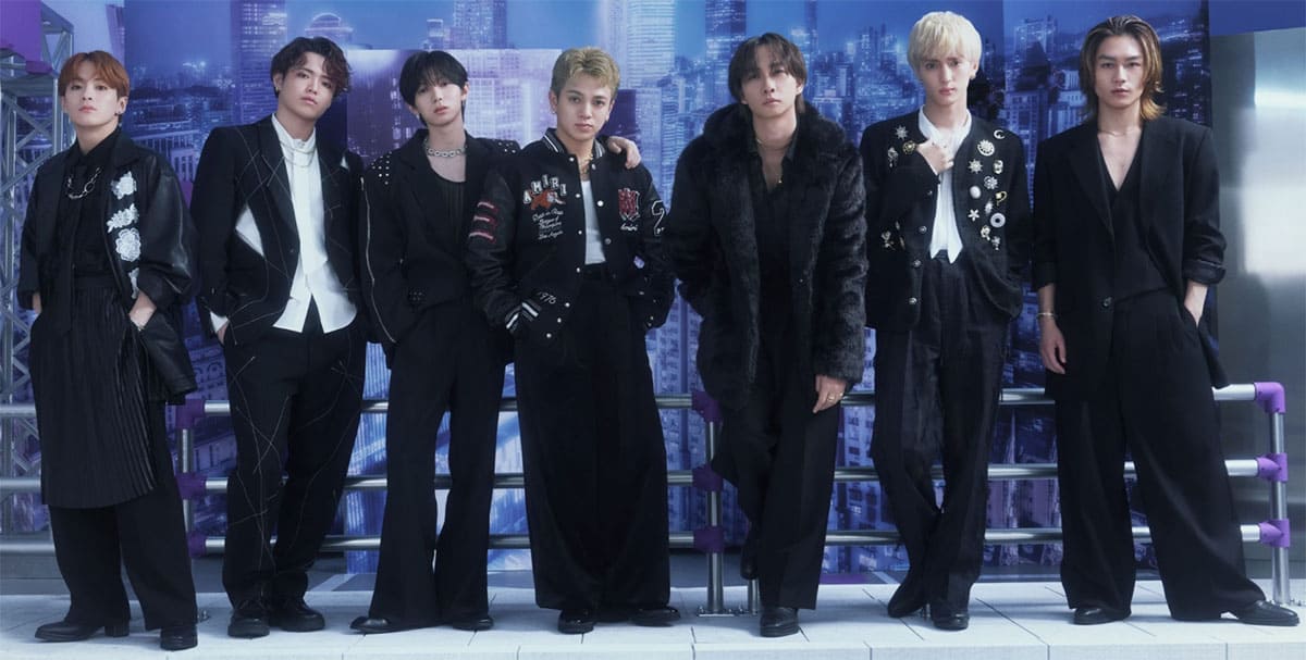  Travis Japan・川島如恵留（右から2人め・UNIVERSAL MUSIC JAPAN公式HPより） 