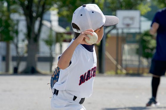 けがを防ぐための“3本指”グリップとは（写真はイメージ）