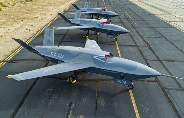 少数機が量産されて試験中のYFQ-42A「ダーク・マーリン」(画像:GA-ASI)