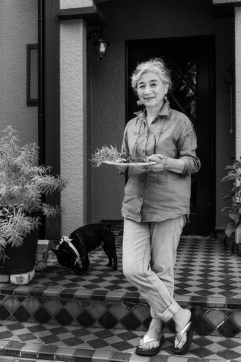 「働きに出ることも考えました。けれど、勤めに出たら家や庭の手入れができなくなる。そこで、家でできることを考え、自宅でカフェを始めることにしたのです」(撮影:藤澤靖子)