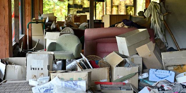 中高生らは肝試しで空き家に入ったところ、現金を見つけたというが…（花火/PIXTA）※写真はイメージ