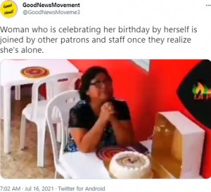 レストランで1人で誕生日を祝う女性(画像は『GoodNewsMovement 2021年7月16日付Twitter「Woman who is celebrating her birthday」』のスクリーンショット)