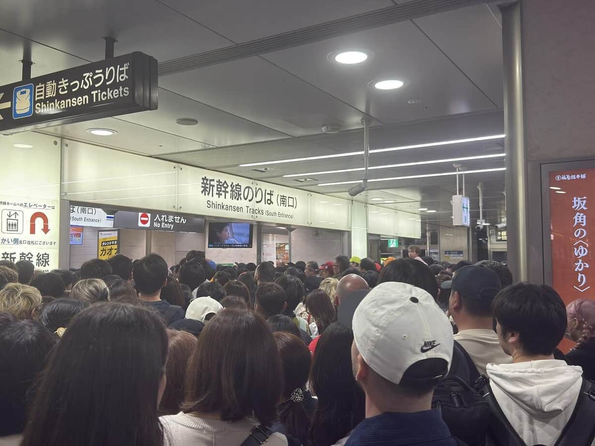 ごった返す新幹線改札前の様子（写真は、パク＠Pa___ku03さん提供）