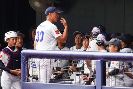 選手に指示する多賀少年野球クラブ・辻正人監督【写真：橋本健吾】