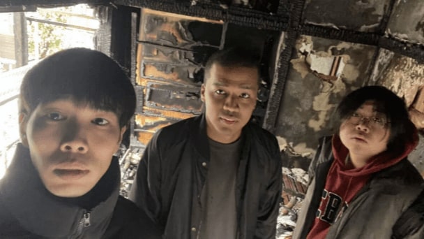 若手芸人3人組が住むアパートが全焼「家が黒すぎて穴に見えた」