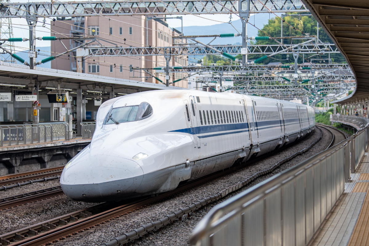 年末年始の新幹線と車、どちらを利用するとお得に? 高速代節約方法も