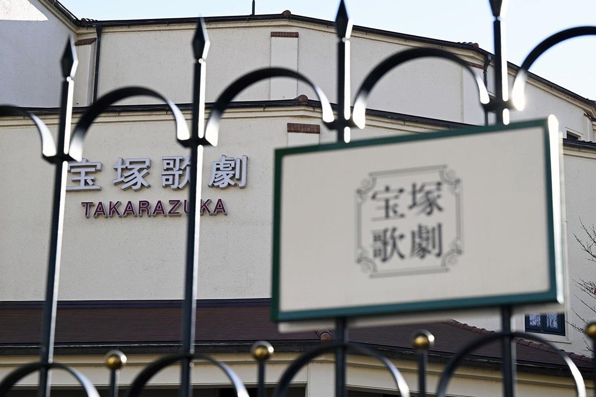 兵庫県宝塚市の宝塚大劇場入り口（写真・共同通信） 