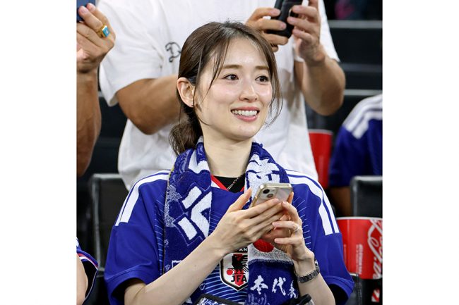 スタンドで日本代表を応援した泉里香【写真:産経新聞社】