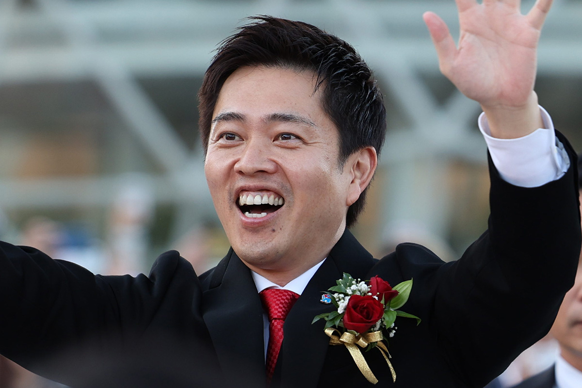  閉幕日に行われた「フラッグパレード」に出席した大阪府の吉村洋文知事（写真：時事通信） 