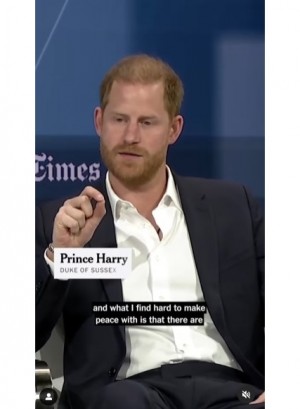 「2024 DealBook Summit」のステージに登場したヘンリー王子。メーガン妃との離婚説についても言及した(『NYT DealBook Instagram「Prince Harry said his lawsuit against Rupert Murdoch’s British tabloids」』より)