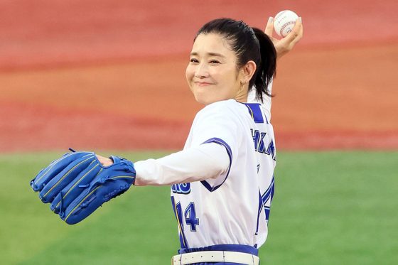 始球式に登場した女優の石田ひかりさん【写真提供:産経新聞社】