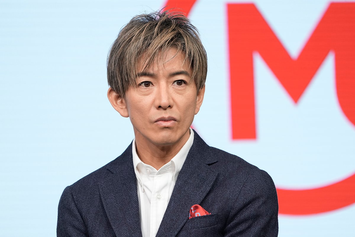  木村拓哉さんと映る高級ミニバンとは？（Photo：時事通信フォト 画像は三菱ＵＦＪフィナンシャル・グループ「エムット」の新ＣＭ発表会にて） 