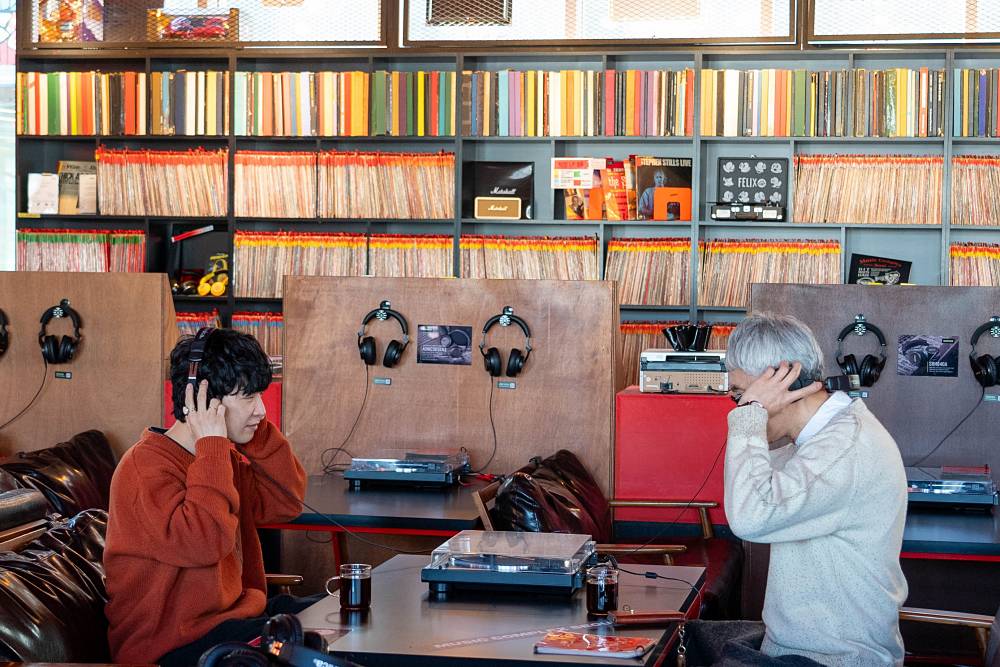 星野源×松重豊、ソウルで音楽旅を楽しむ