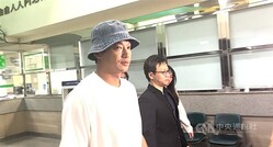 15日未明、新北地検を後にするアイドルグループ「ロリポップ」の元メンバーのウィリアム（手前）。50万台湾元での保釈を命じられた