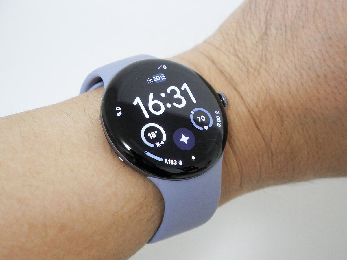 「Pixel Watch 4」の45mmモデルを腕に装着したところ。サイズ自体の大きさに加え、よりベゼルが狭くなったことなどで画面が大きくなったと感じる