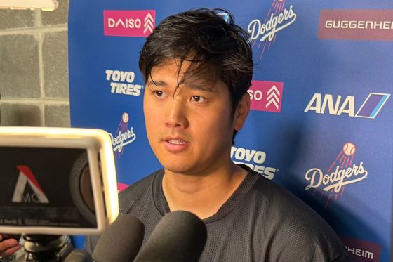 試合後、取材に応じるドジャース・大谷翔平【写真：上野明洸】