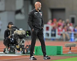 勝利を掴むも「まだまだ我々は完成されたチームではない」と気を引き締めたポポヴィッチ監督。写真：金子拓弥（サッカーダイジェスト写真部）
