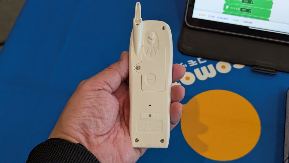 小学8年生」付録として復刻するドコモケータイ「F503i」で着メロを作ろう 親子で学ぶプログラミング体験会が開催 - ライブドアニュース