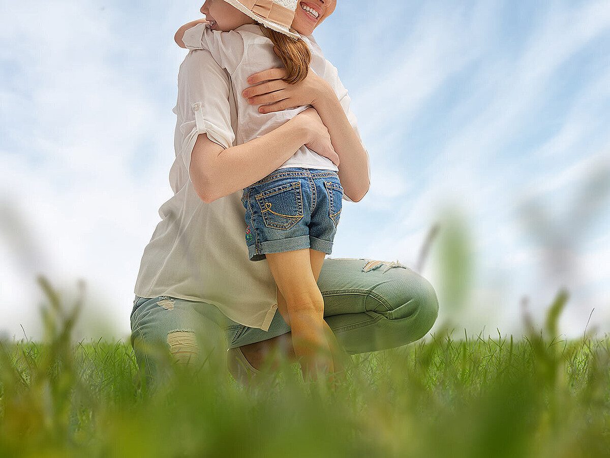 まるで本物の親子のような...飼い主と離れたくない猫の行動