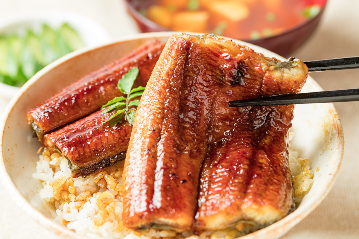【年一度のうなぎはこう食べて】フライパンでふわふわに!「うなぎの温め方」の正解はコレ