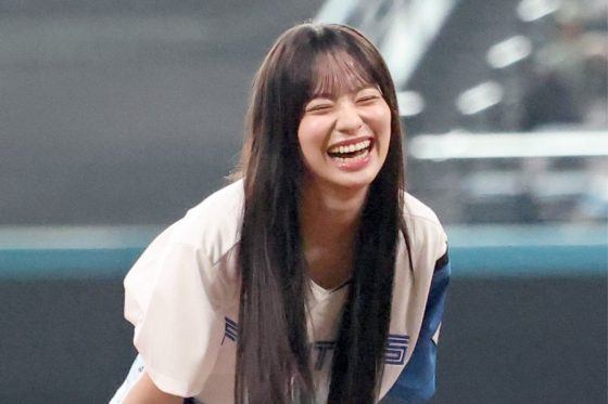 ≠MEの冨田菜々風さんが始球式を行った【写真提供：産経新聞社】