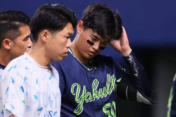 頭部死球を受けてベンチに下がるヤクルト・北村恵吾【写真提供:産経新聞社】