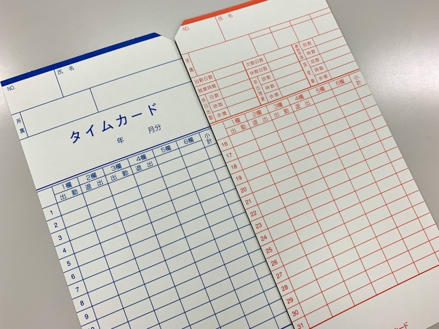 「17:25打刻を17:00に改ざん」タイムカードを勝手に書き換える上場企業の卑劣な手口 定年目前の男性が反撃の準備