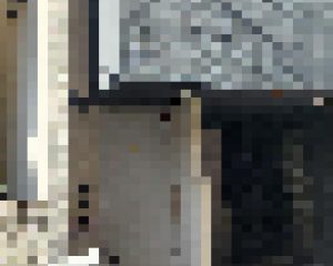 目黒本町の民家にしか見えないホテル。英文の表札と玄関のキーボックスがなければ、宿泊施設とは思えない