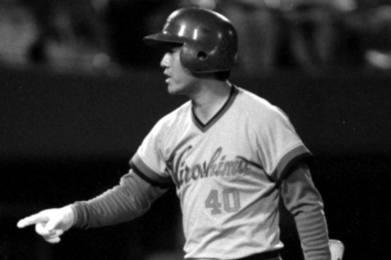 死球をアピールする広島時代の達川光男氏【写真提供：産経新聞社】