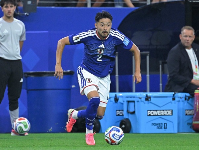 北中米ワールドカップのスウェーデン戦では先発した菅原。写真：金子拓弥（サッカーダイジェスト写真部／JMPA代表撮影）